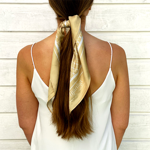 Hårscarf i färgen gul med vitt tryck i storlek 55*55cm