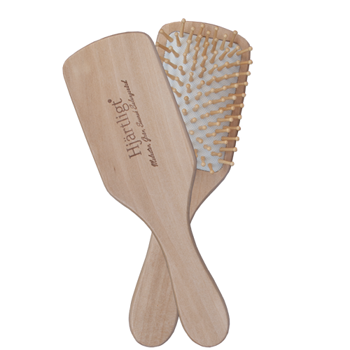 Svensktillverkad hårborste i trä med hjärtligt logga
