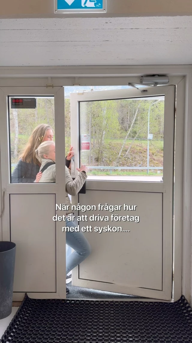 Vi får ofta frågan hur det är att driva företag med sin syster... Ni som har syskon.. ni förstår 😅🤪 #thestruggleisreal #företagande #workdayvibes #humor #funnymoments