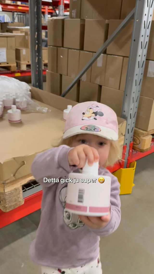 Idag får vi proffshjälp på lagret av Celine, visst är hon duktig 😍💚

#smallbusiness  #lager  #familj  #hjärtligt  #adayatwork